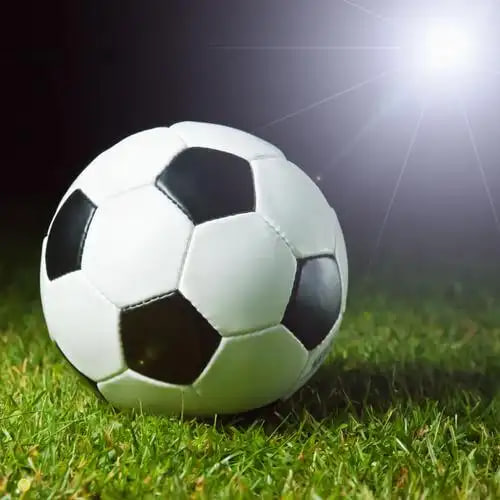 足球爱好者关注场景